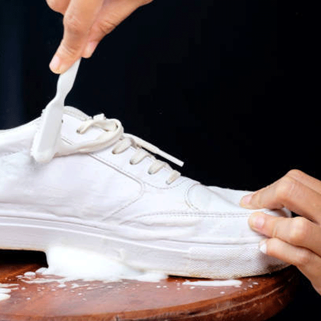 How to clean your shoes using a liquid shoe cleaner?